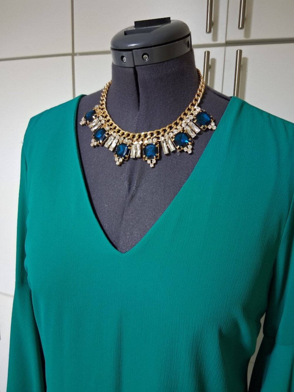 2 items - Bebe Butterfly Sleeve Emerald Green Shift Mini Dress Size L & Necklace - Picture 4 of 10